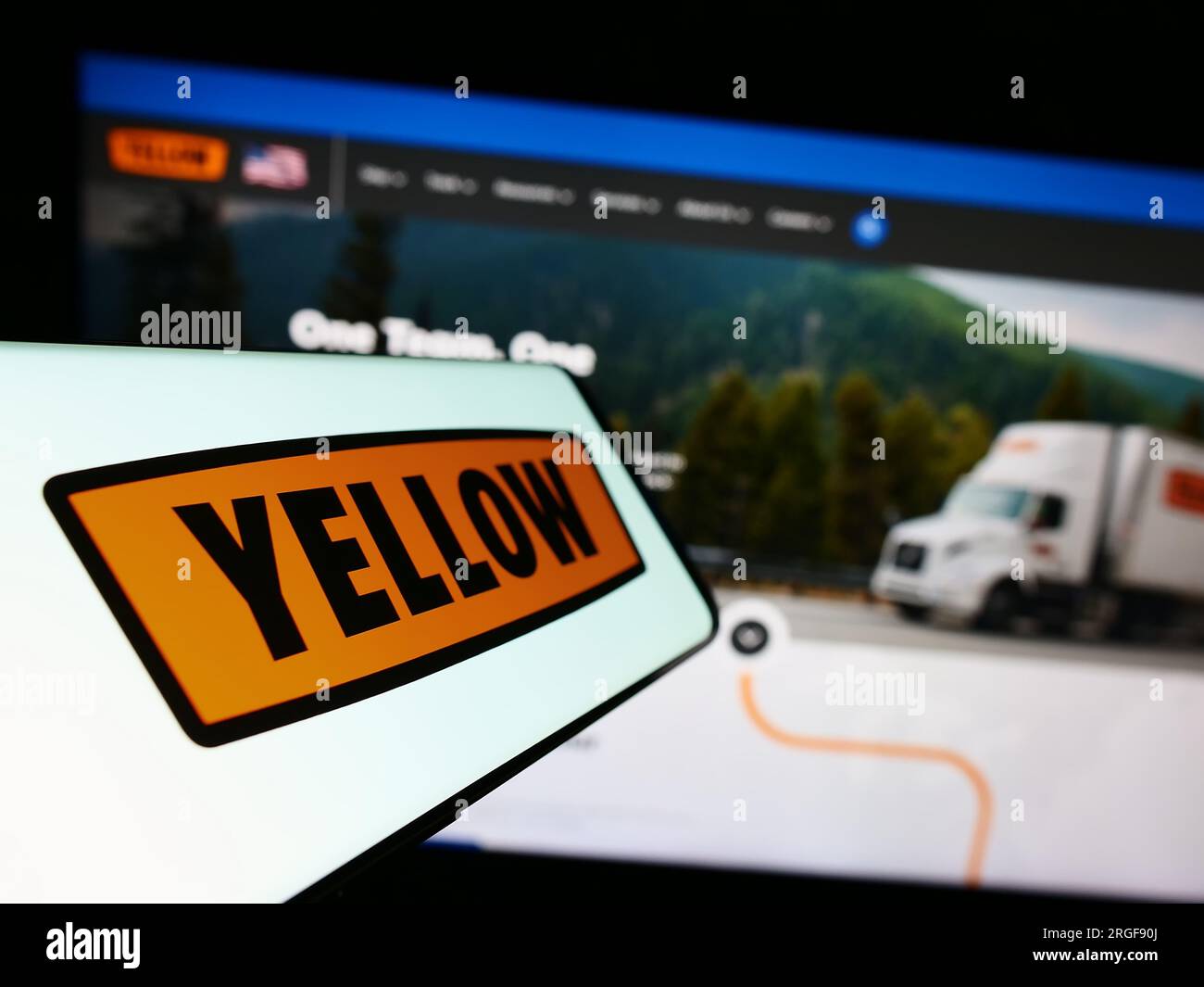 Handy mit Logo des amerikanischen Logistikunternehmens Yellow Corporation auf dem Bildschirm vor der Website. Fokus auf die Mitte links des Telefondisplays. Stockfoto