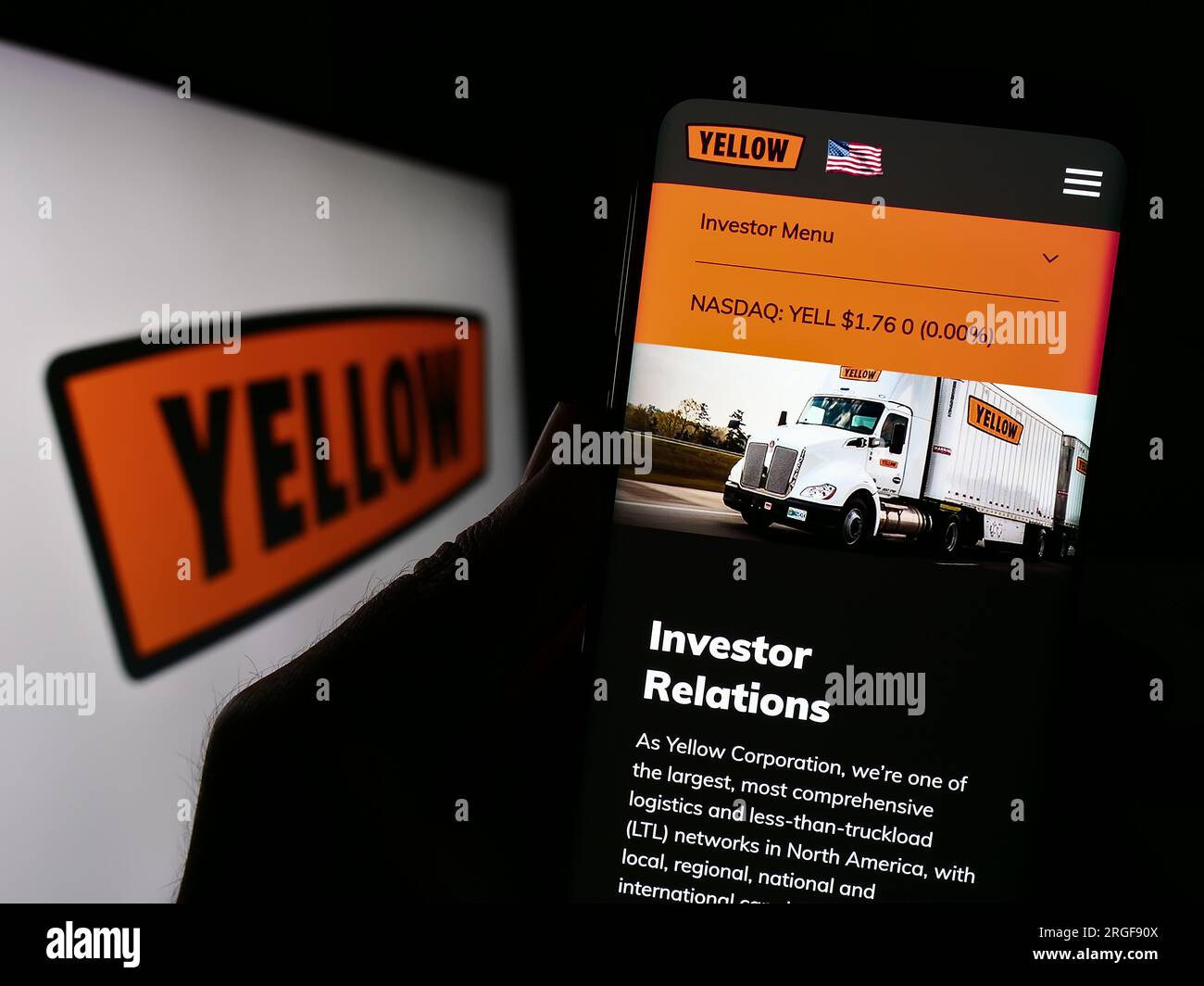 Person, die ein Smartphone mit einer Website des US-Logistikunternehmens Yellow Corporation auf dem Bildschirm vor dem Logo hält. Konzentrieren Sie sich auf die Mitte des Telefondisplays. Stockfoto