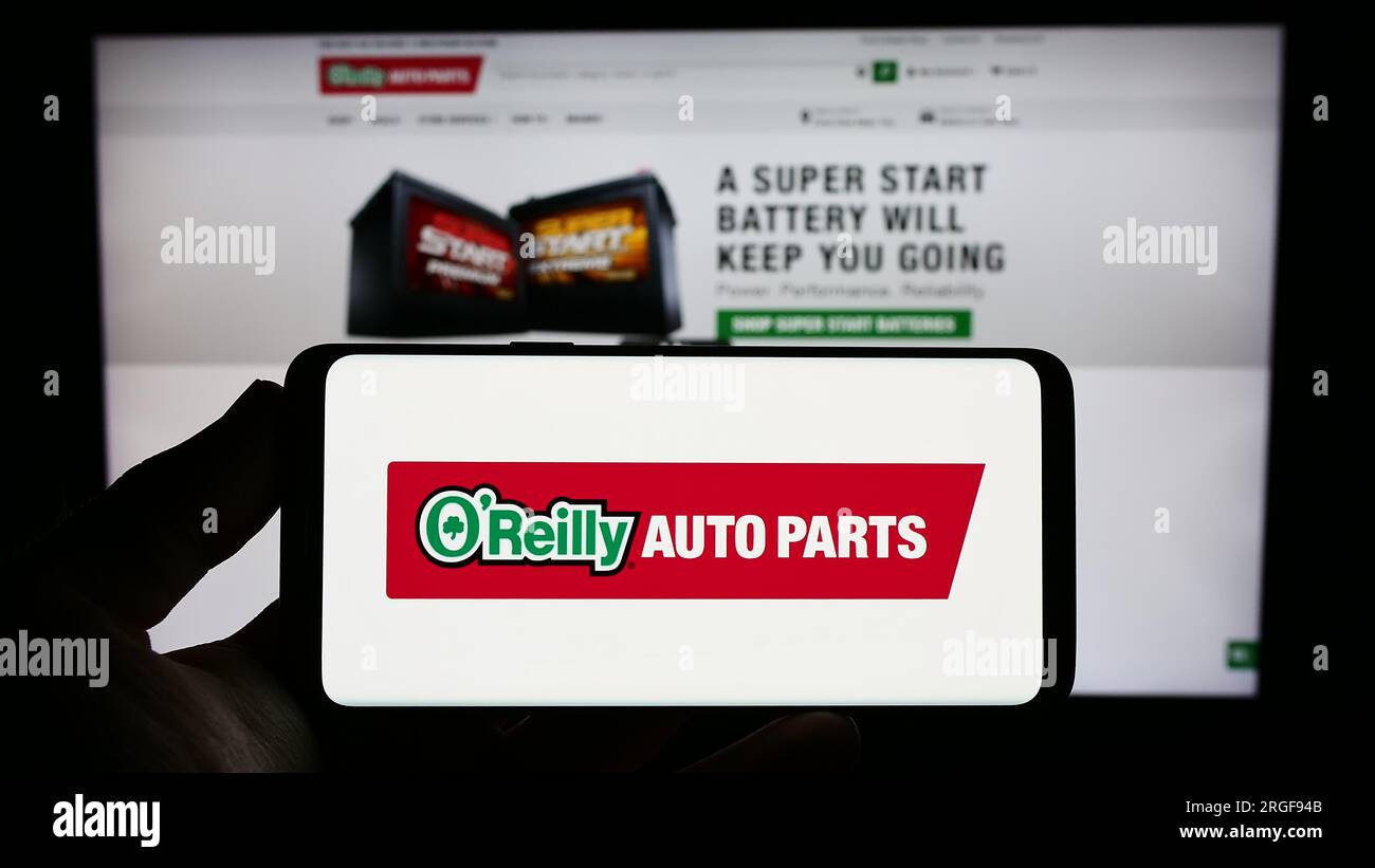 Person, die ein Smartphone mit dem Logo des US-amerikanischen Autoteile-Unternehmens O’Reilly Automotive Inc. Auf dem Bildschirm vor der Website hält. Konzentrieren Sie sich auf das Display des Telefons. Stockfoto