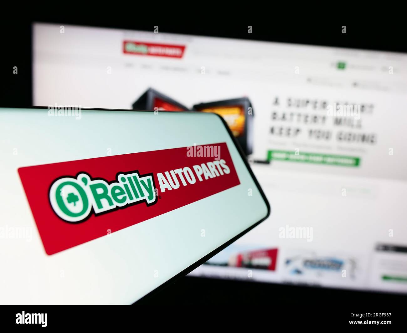 Mobiltelefon mit Logo des US-amerikanischen Autoteile-Unternehmens O’Reilly Automotive Inc. Auf dem Bildschirm vor der Website. Fokus auf die Mitte rechts des Telefondisplays. Stockfoto