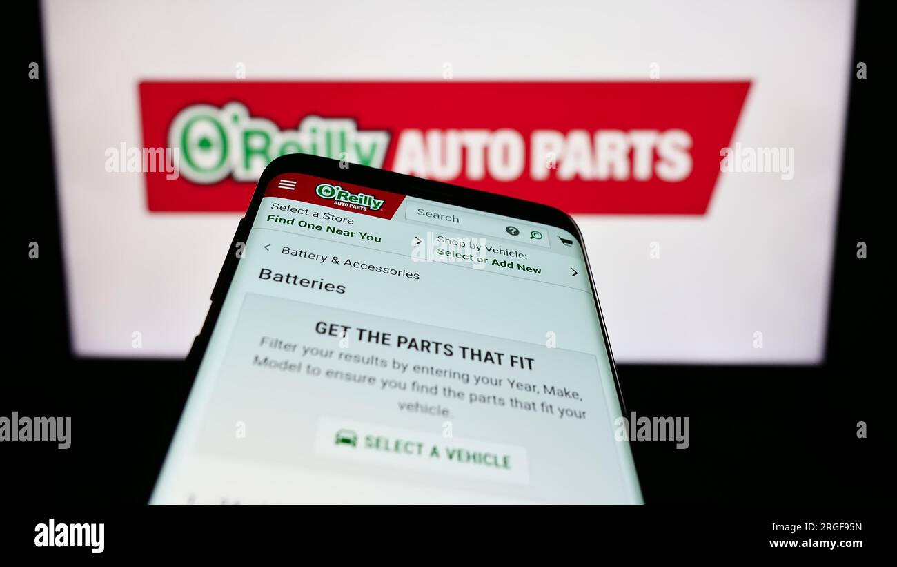 Smartphone mit Website des US-amerikanischen Autoteile-Unternehmens O’Reilly Automotive Inc. Auf dem Bildschirm vor dem Logo. Fokus auf oberer linker Seite des Telefondisplays. Stockfoto