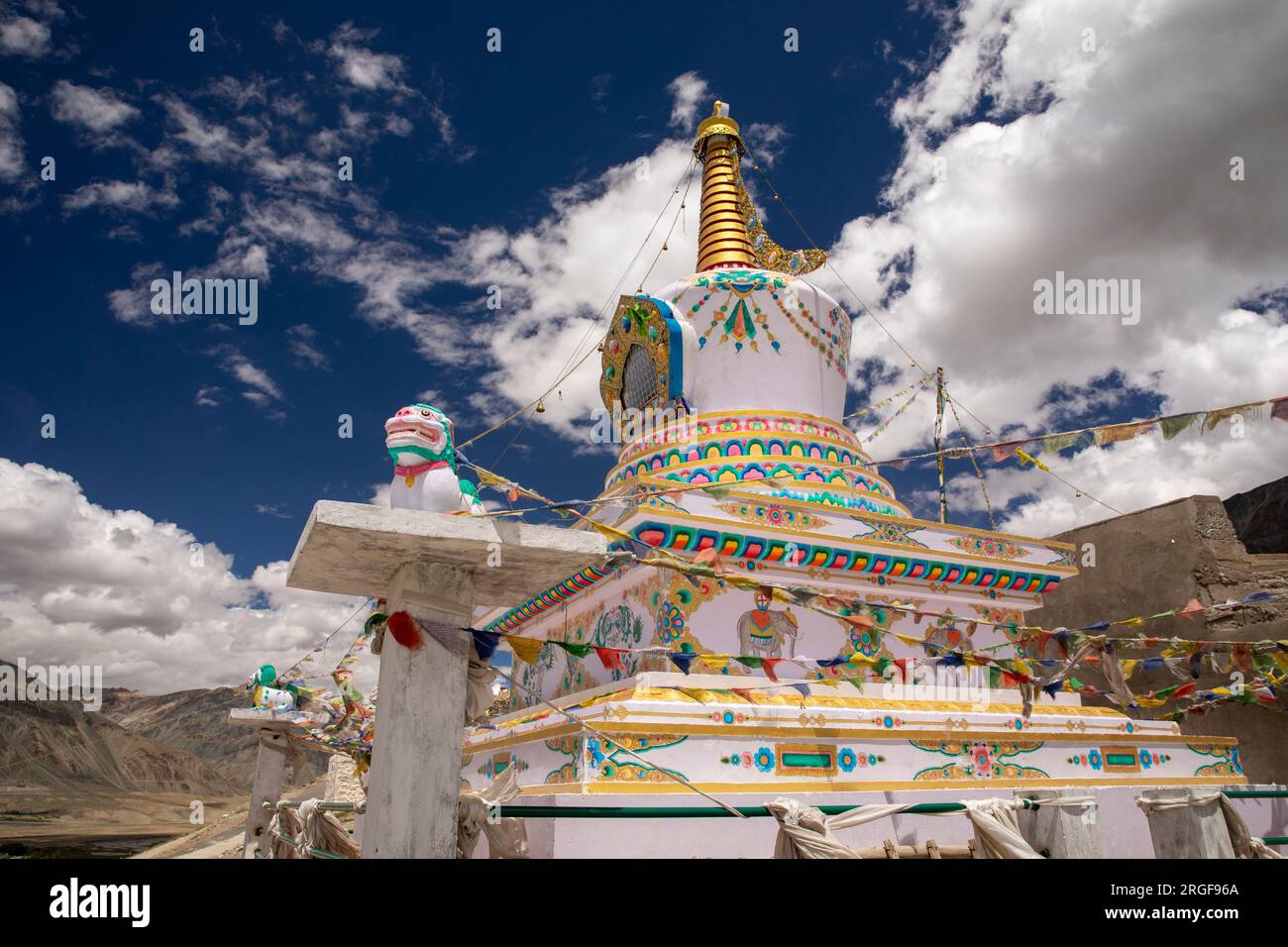 Indien, Ladakh, Zanskar, Padum, Kloster Pibiting, farbenfroh dekorierte Knabbereien Stockfoto