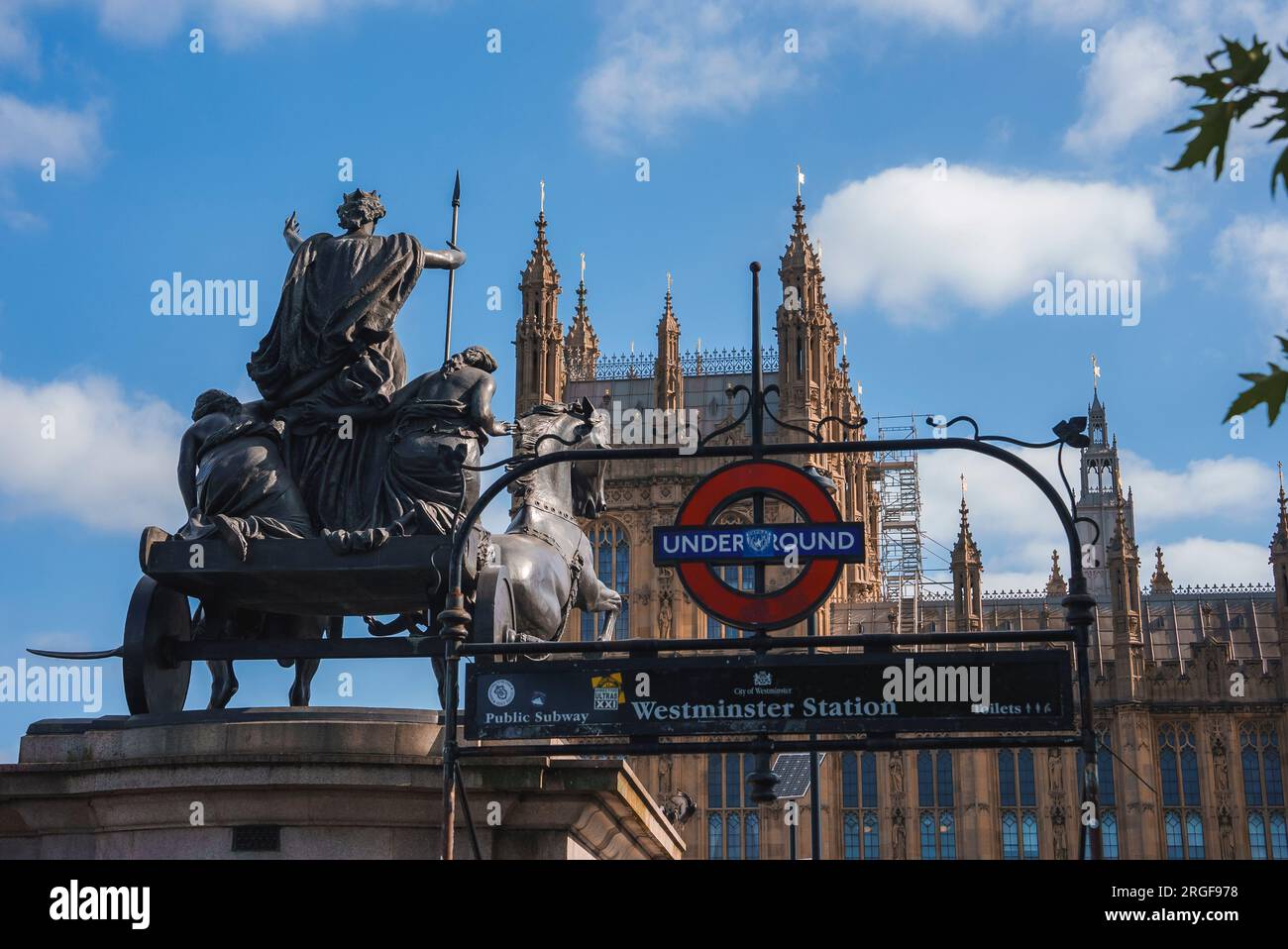 Boudiccan Rebellion Statue und Westminster Palast an der U-Bahnstation in der Stadt Stockfoto