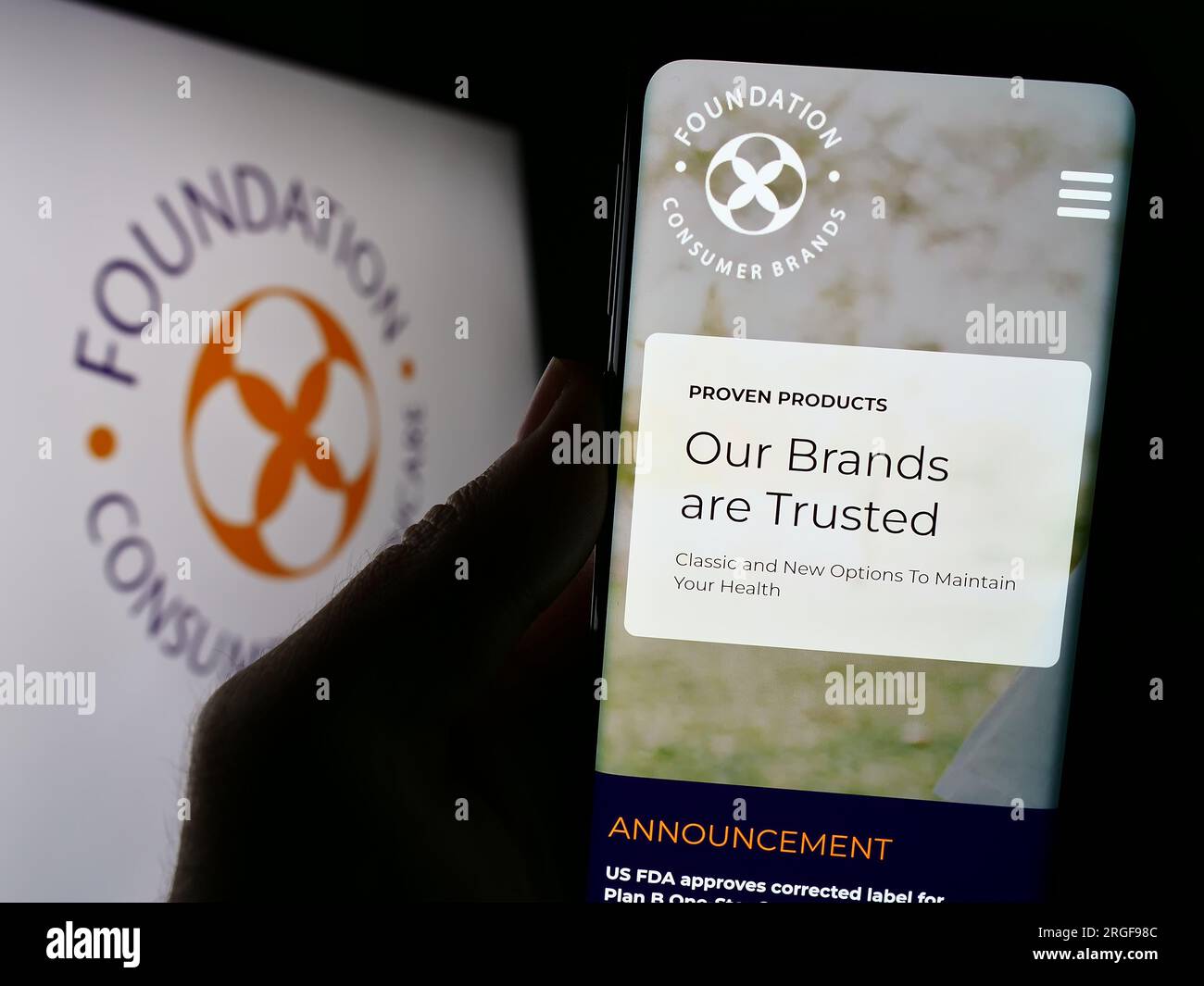 Person, die ein Mobiltelefon mit einer site der USamerikanischen