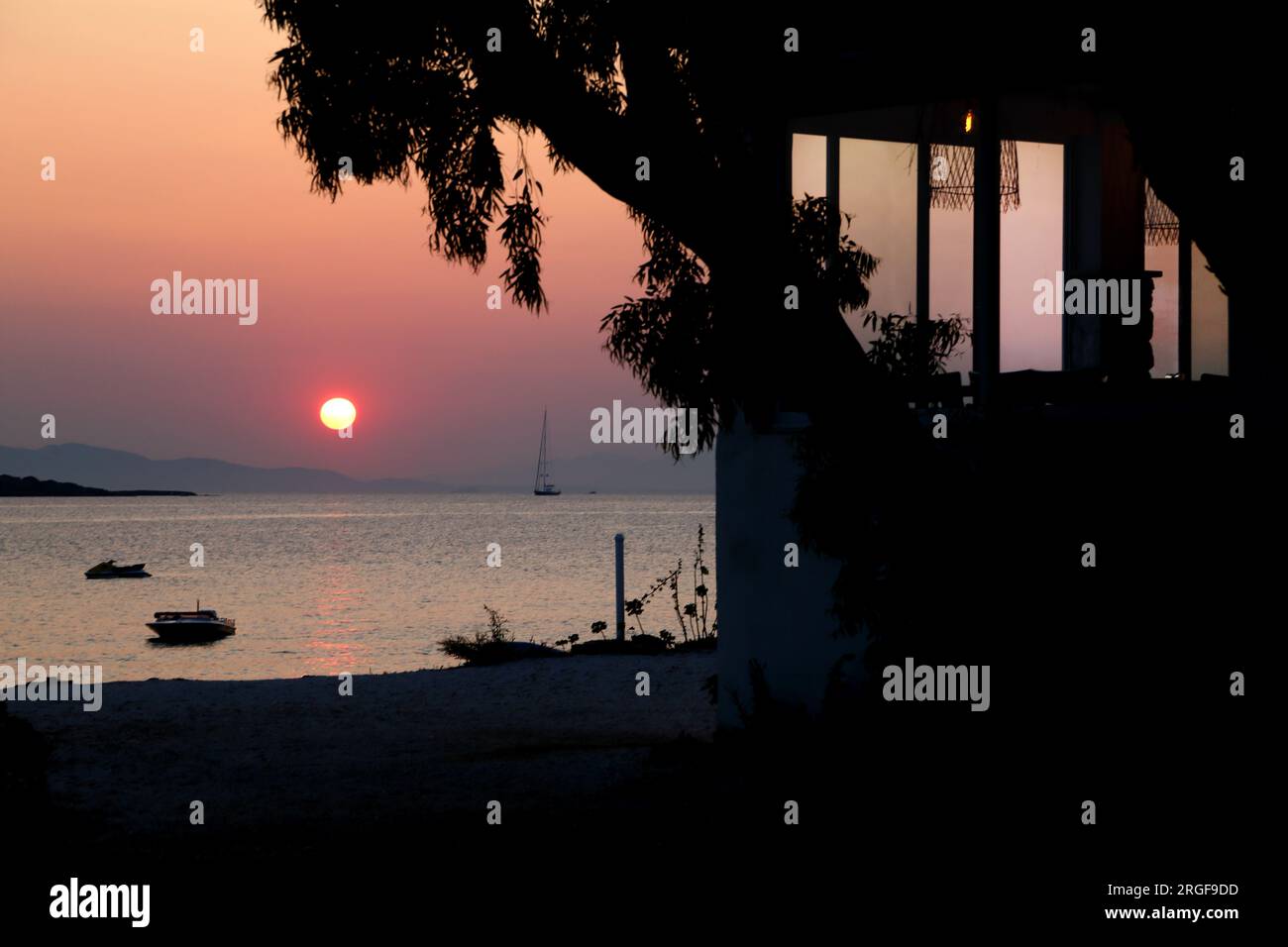 Vouliagmeni Beach Athen Griechenland Sonnenuntergang über dem Meer Stockfoto