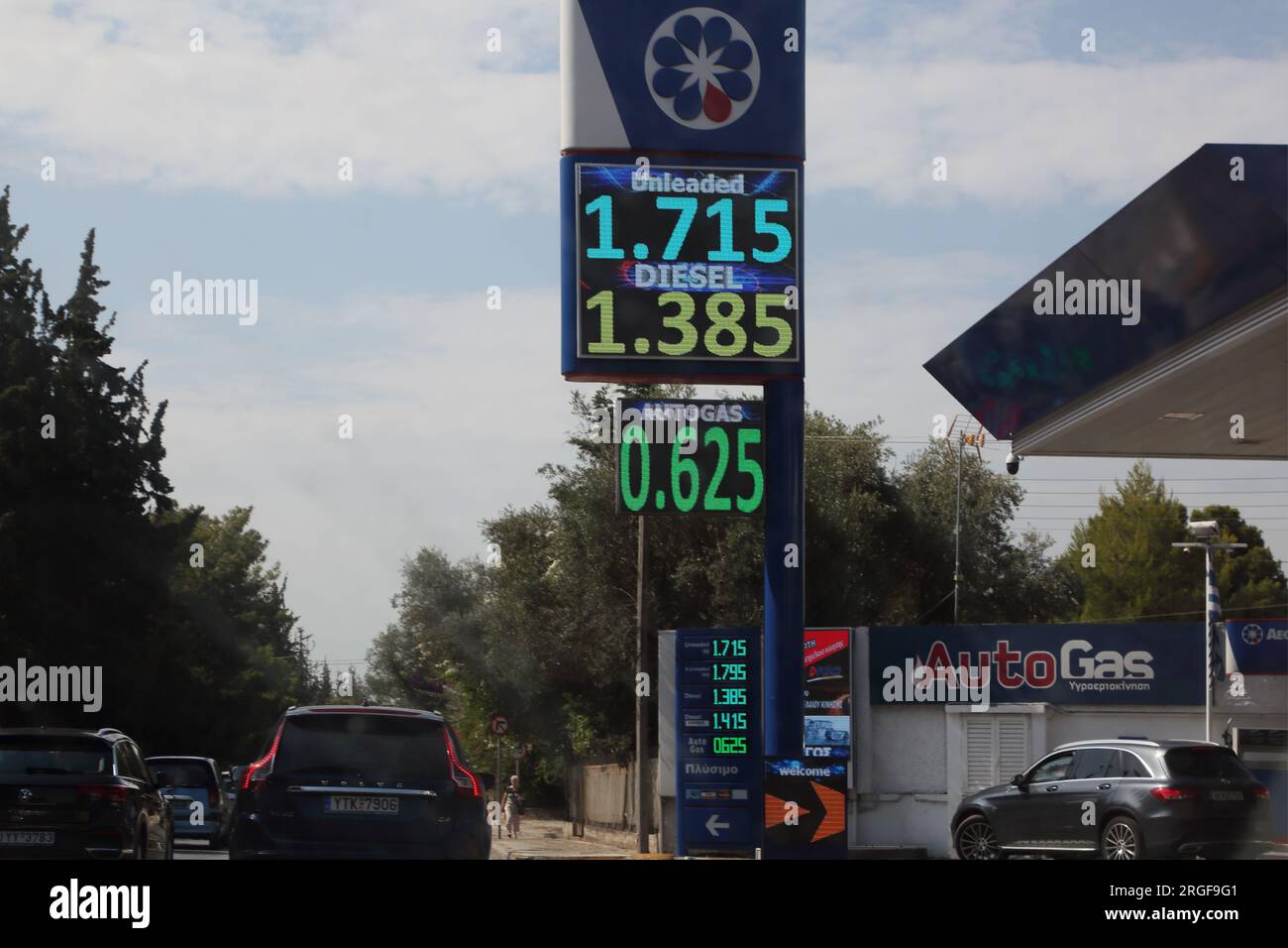Vouliagmeni Athen Griechenland Benzinpreise an der Tankstelle Stockfoto