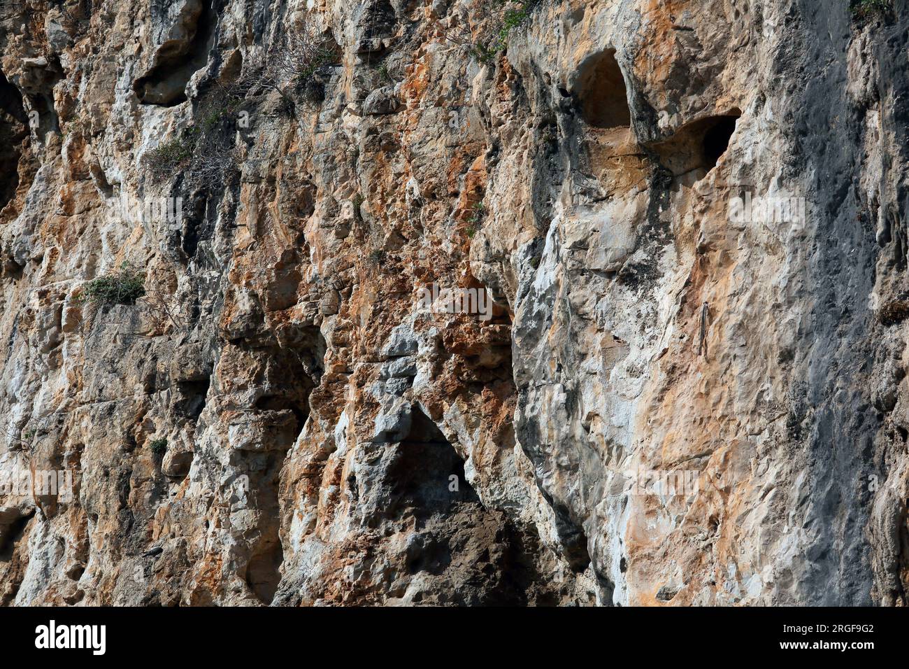 Attika Griechenland Vouliagmeni Vouliagmeni See in der Nähe der Felsformation Stockfoto