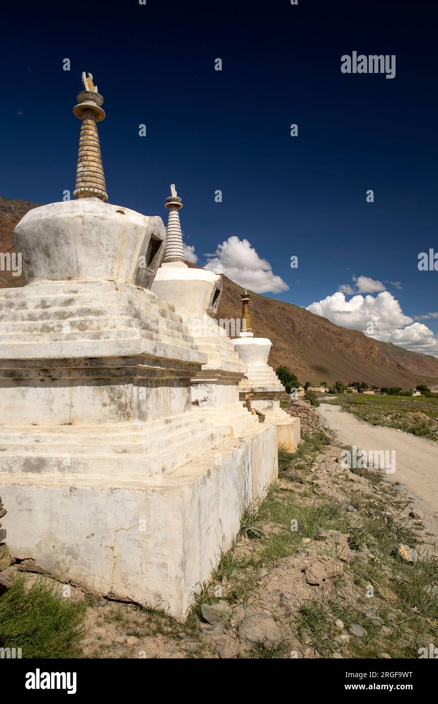 Indien, Ladakh, Zanskar, Phey, eine Reihe buddhistischer Chorten in karger Landschaft Stockfoto