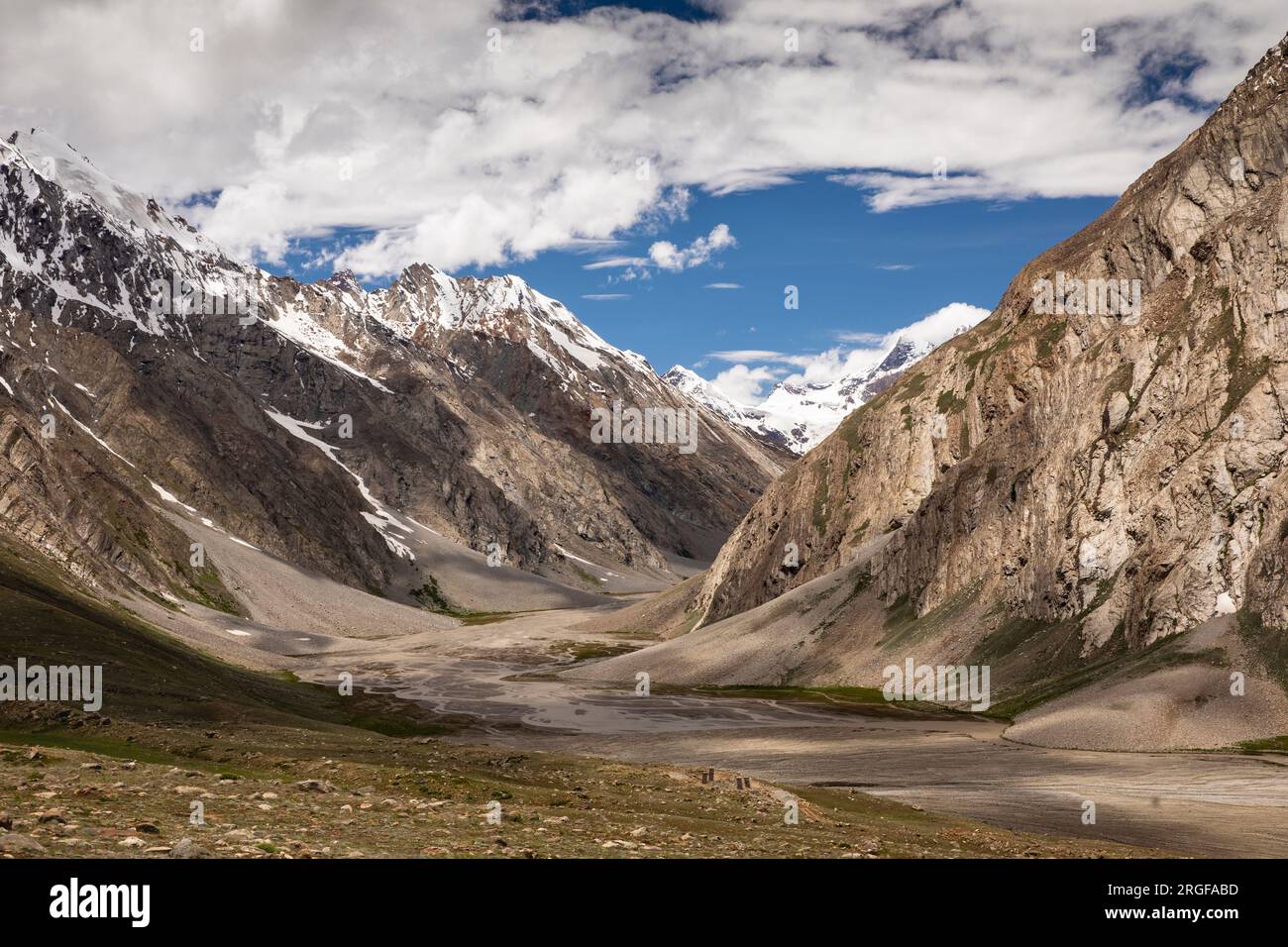 Indien, Ladakh, Zanskar, Pensi La, schneebedeckte Gipfel vom 14.436' Penzila Pass Stockfoto