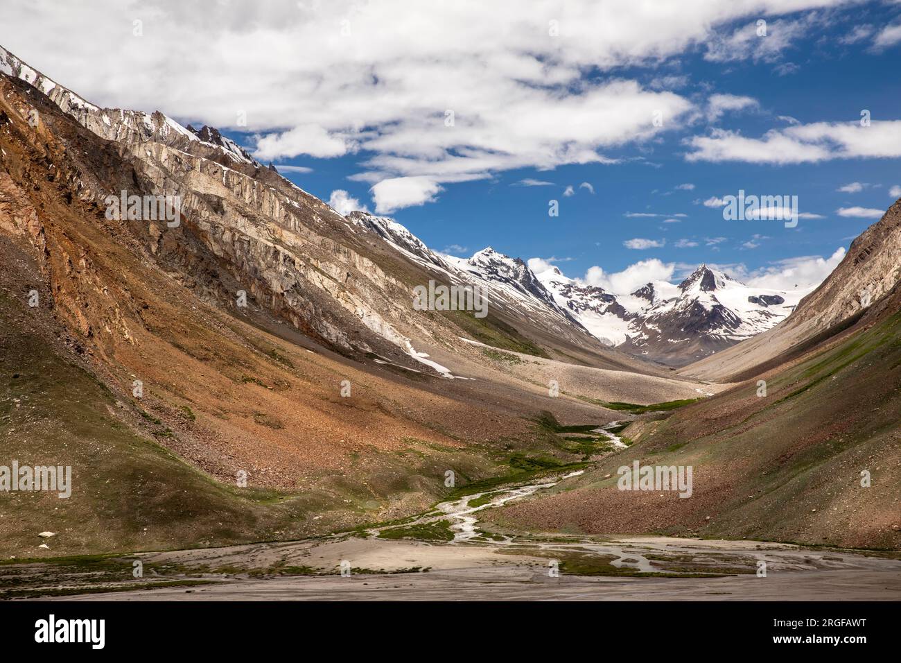 Indien, Ladakh, Zanskar, Pensi La, Schmelzwasserstrom von schneebedeckten Gipfeln des 14.436’ Penzila-Passes, Stockfoto