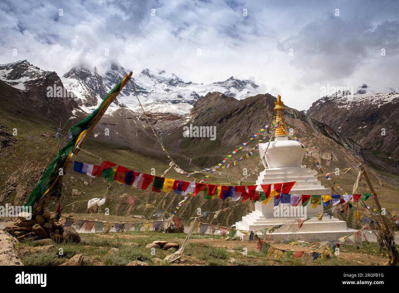 Indien, Ladakh, Zanskar, Parkachik, schneebedeckte Gipfel bei buddhistischen Küken Stockfoto