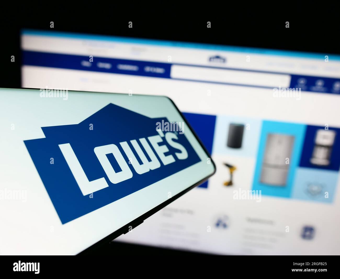 Smartphone mit Logo des amerikanischen Einzelhandelsunternehmens Lowe's Companies Inc. Auf dem Bildschirm vor der Website. Fokus auf die Mitte links des Telefondisplays. Stockfoto