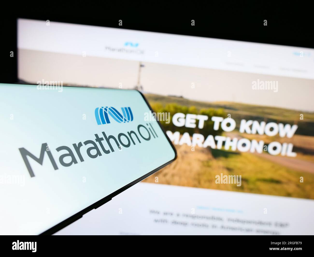 Smartphone mit Logo des amerikanischen Erdölunternehmens Marathon Oil Corporation auf dem Bildschirm vor der Website. Konzentrieren Sie sich auf die Mitte des Telefondisplays. Stockfoto