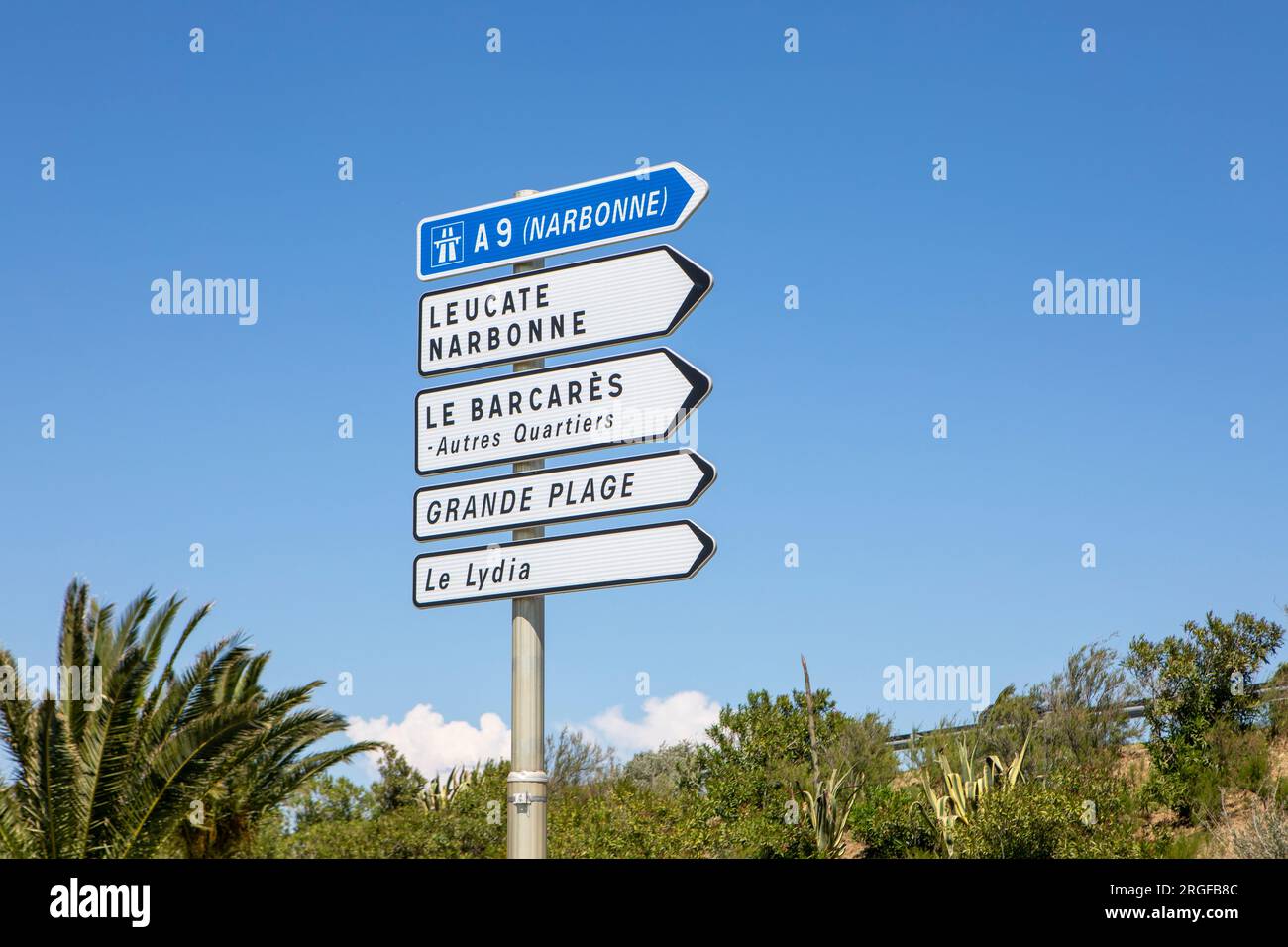 Ein französisches Straßenschild mit Wegbeschreibungen nach Narbonne, Leucate und Le Barcares Stockfoto