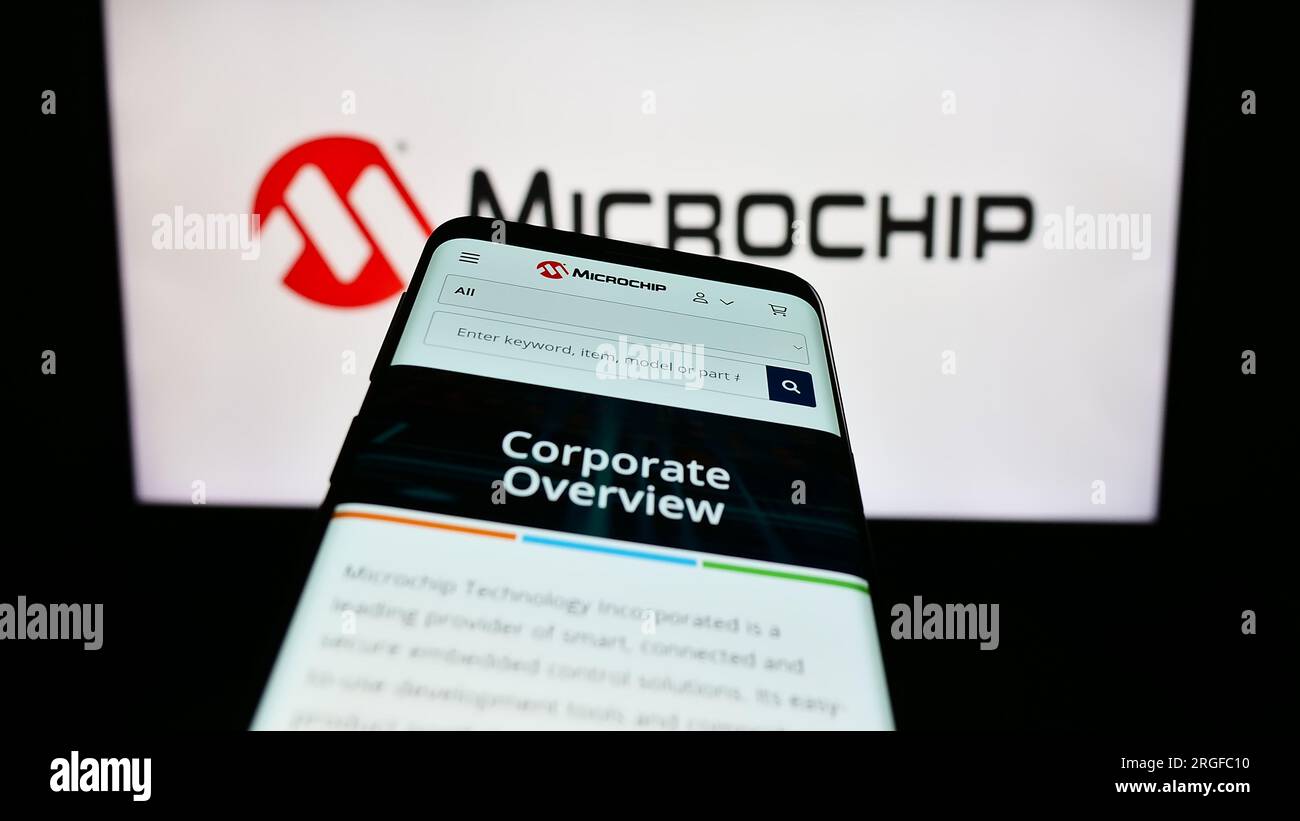 Smartphone mit Webseite des US-Halbleiterunternehmens Microchip Technology Inc. Auf dem Bildschirm vor dem Logo. Fokus auf oberer linker Seite des Telefondisplays. Stockfoto