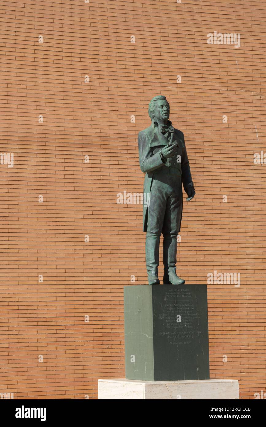 ALMERIA, SPANIEN - 28. MÄRZ 2023 Denkmal zum Gedenken an Alfredo Kraus, spanischen Sänger, Tenor, auf der Plaza Alfredo Kraus, Almeria, Spanien Stockfoto