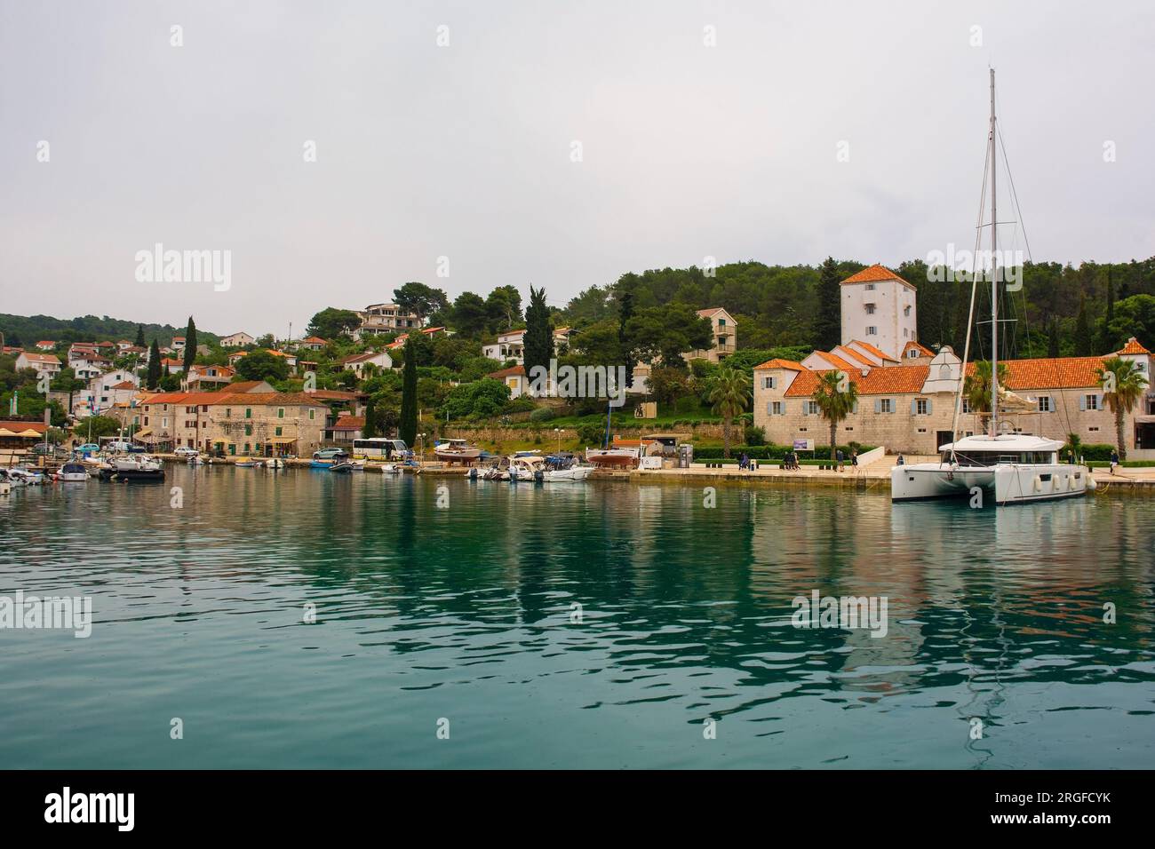 Maslinica, Kroatien - Mai 20. 2023. Das historische Hafendorf Maslinica auf der Insel Solta im Kreis Split-Dalmatia, Kroatien Stockfoto