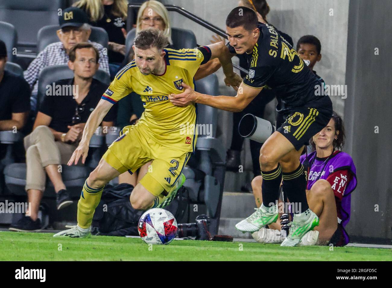 Los Angeles, Usa. 08. Aug. 2023. Sergi Palencia (R) des Los Angeles FC und Andrew Brody (L) von Real Salt Lake in Aktion während eines Fußballspiels des Leagues Cup zwischen Real Salt Lake und dem Los Angeles FC. Endstand: Los Angeles FC 4:0 Real Salt Lake (Foto: Ringo Chiu/SOPA Images/Sipa USA) Gutschrift: SIPA USA/Alamy Live News Stockfoto