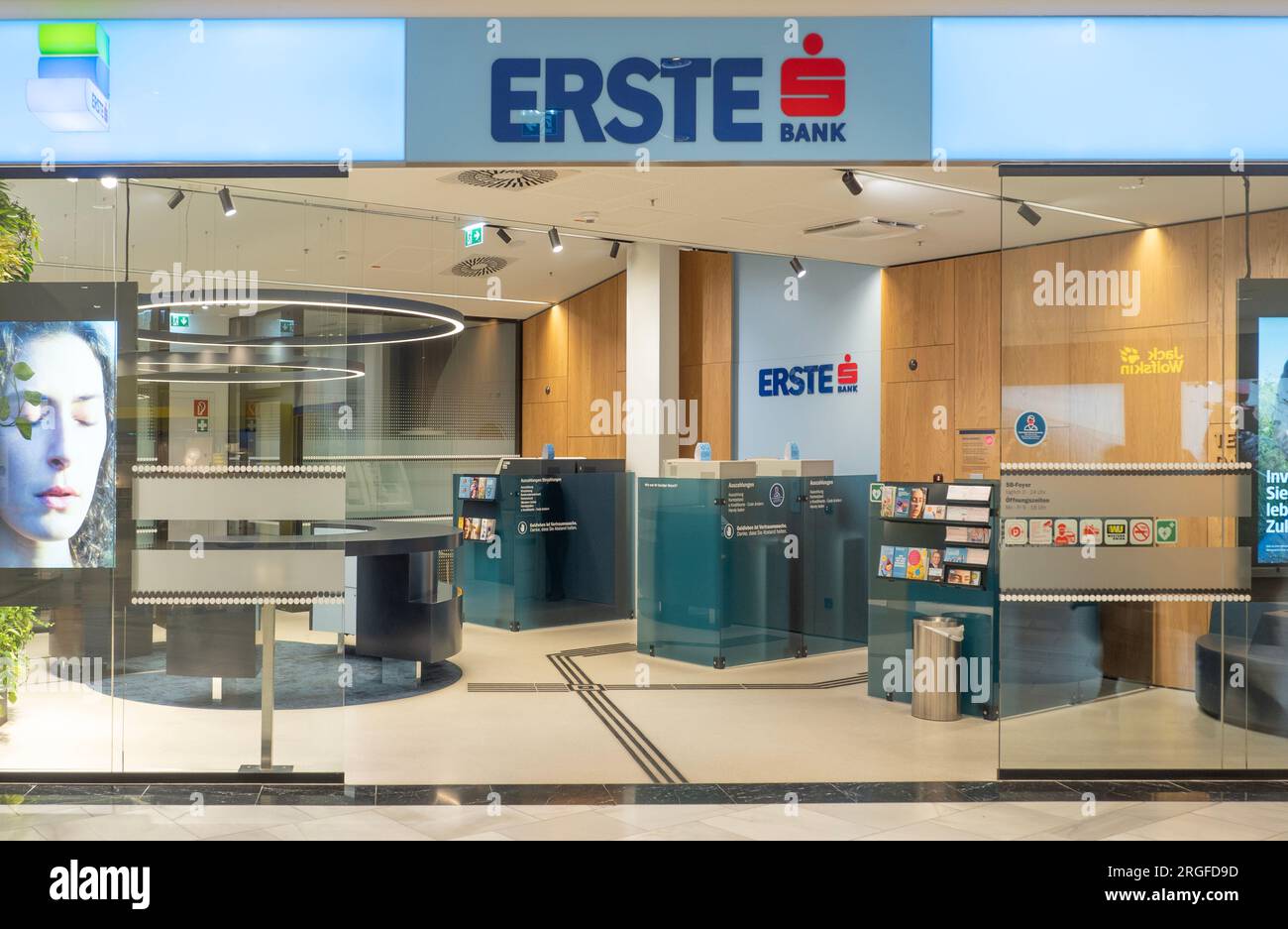Erste Bank in Westfield Shopping City Süd am Stadtrand von Wien, Österreich Stockfoto
