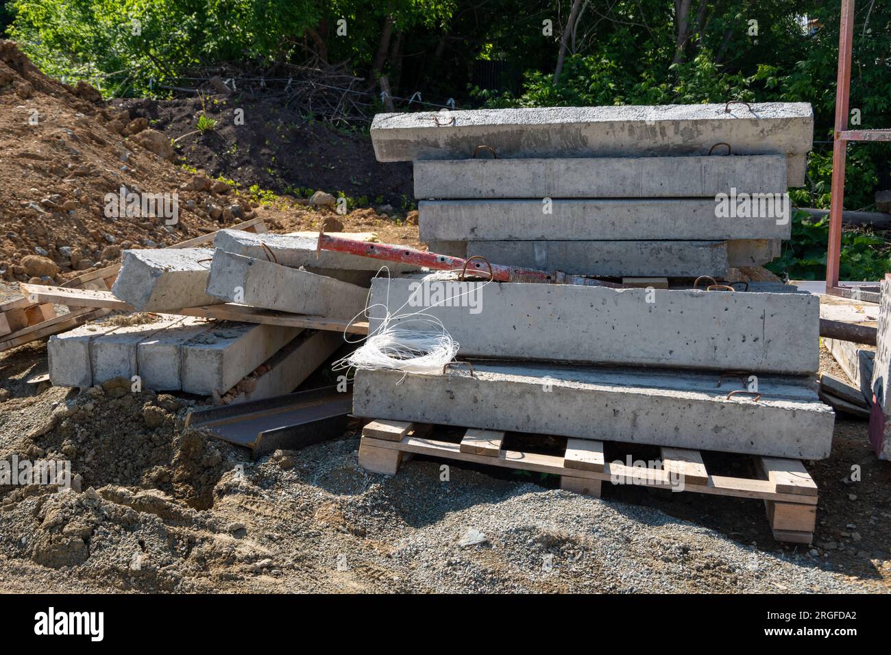 Betonblöcke für den Bau auf Holzpaletten. Lagerblock. Eine Baustelle mit Betonprodukten. Ein Haus aus Asche-Blo zu bauen Stockfoto