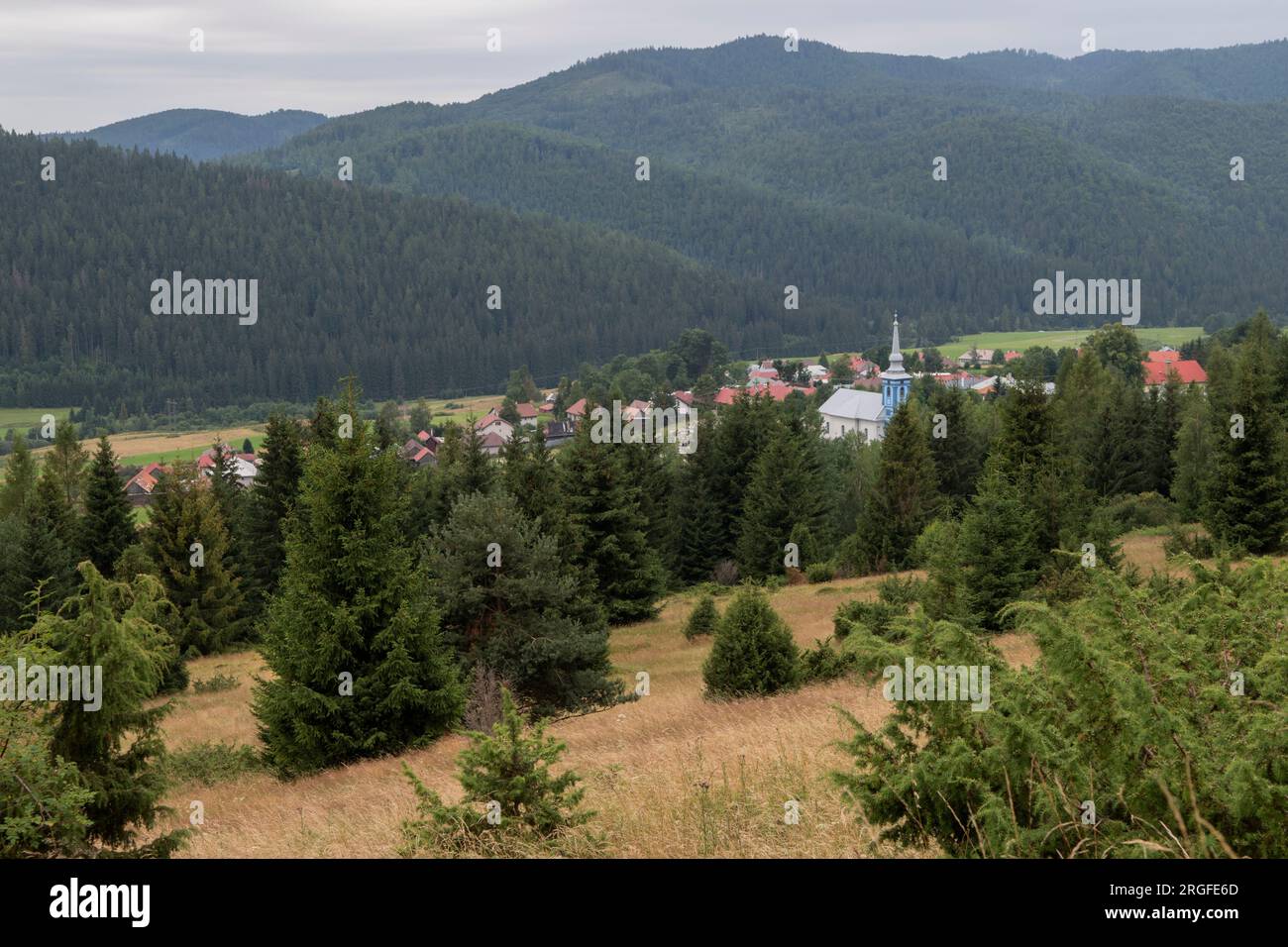 Das Dorf Sumiac und die Kirche St. Matthew. Sumiac, Bezirk Brezno, Slowakei, August 2023. 2020s HOMER SYKES Stockfoto