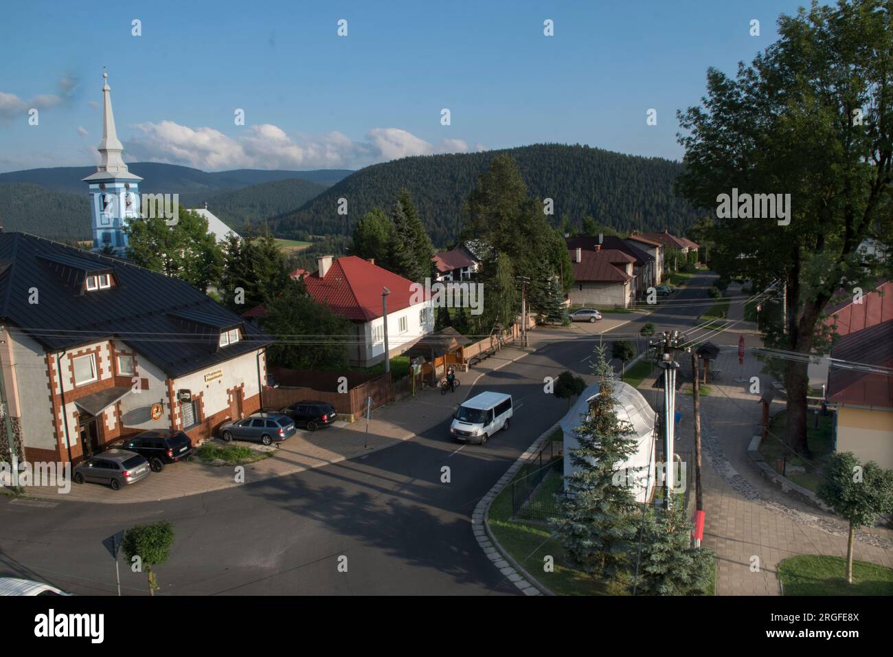Das Dorf Sumiac und die Kirche St. Matthew. Sumiac, Bezirk Brezno, Slowakei, August 2023. 2020s HOMER SYKES Stockfoto