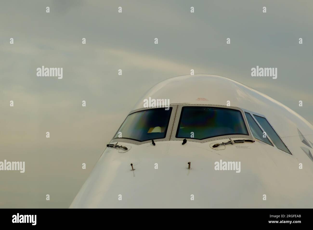 Blick auf Nase und Cockpitfenster einer Boeing 747 am Flughafen München Stockfoto