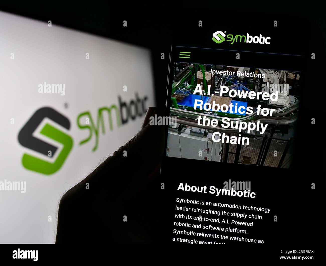 Person, die ein Smartphone mit einer Website des US-amerikanischen Robotik-Lagerunternehmens Symbotic Inc. Auf dem Bildschirm mit Logo hält. Konzentrieren Sie sich auf die Mitte des Telefondisplays. Stockfoto