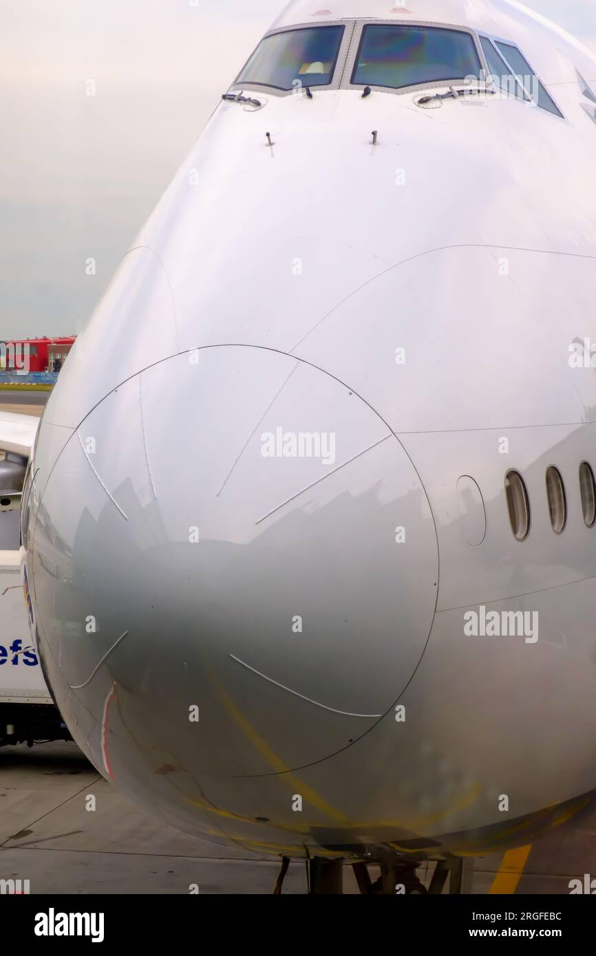 Blick auf Nase und Cockpitfenster einer Boeing 747 am Flughafen München Stockfoto