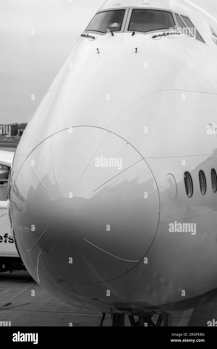 Blick auf Nase und Cockpitfenster einer Boeing 747 am Flughafen München Stockfoto