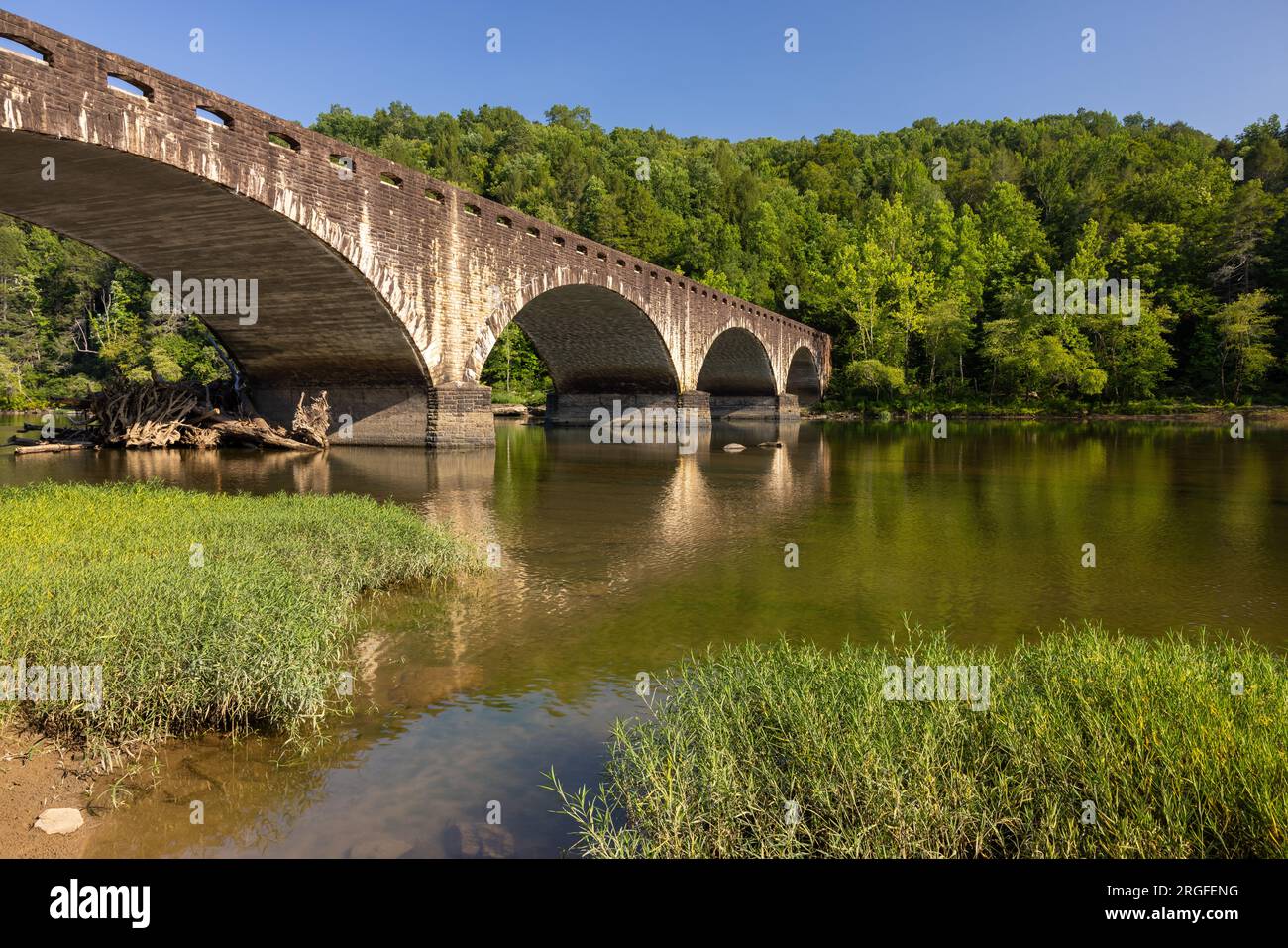 Gatliff Bridge - Eine Brücke mit Bögen, die den Cumberland River überqueren. Stockfoto