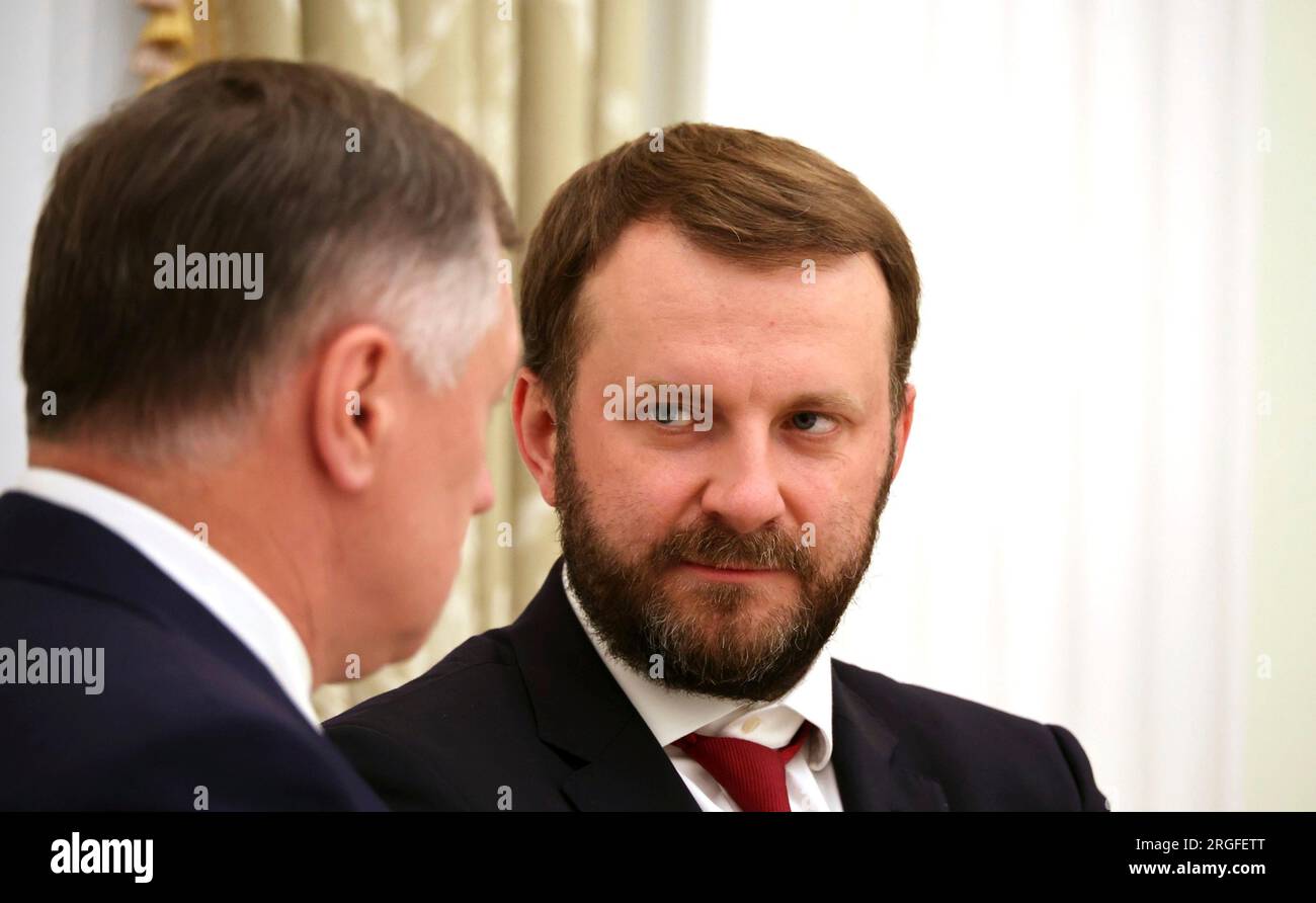 Moskau, Russland. 08. Aug. 2023. Russischer Präsidentschaftsgehilfe Maxim Oreshkin, rechts, und Stellvertretender Premierminister Marat Khusnullin, links, vor Beginn eines Treffens mit den Leitern der Bauindustrie im Kreml am 8. August 2023 in Moskau, Russland. Kredit: Mikhail Klimentyev/Kremlin Pool/Alamy Live News Stockfoto