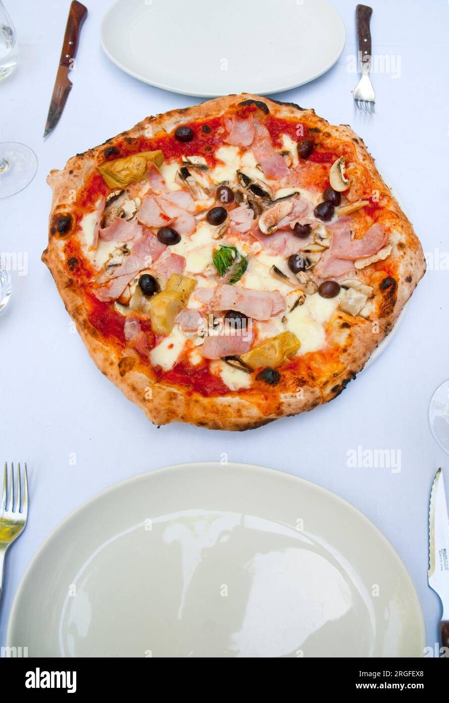 Pizza Capricciosa Stockfoto