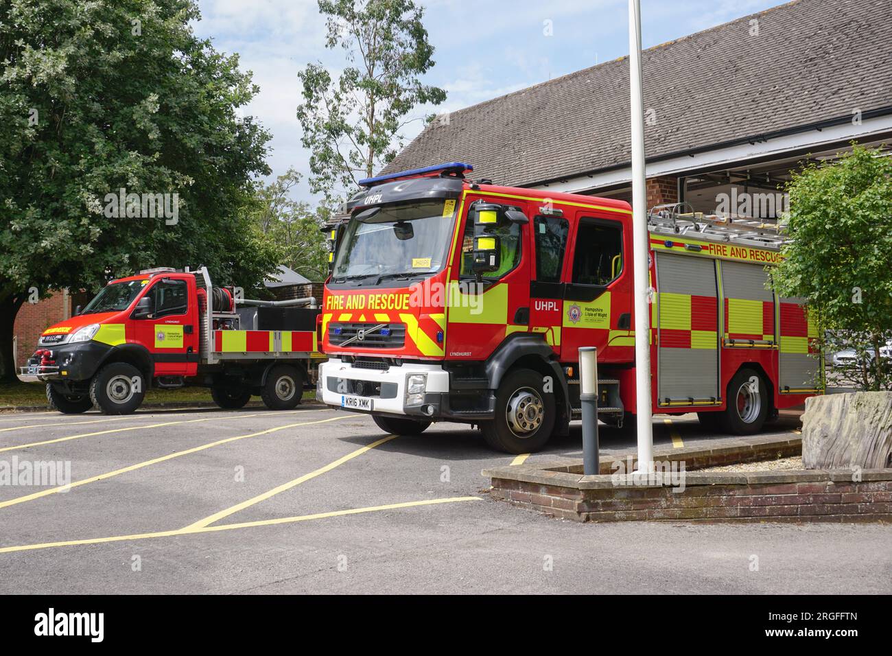 Lyndhurst, England Großbritannien 18. Juli 2023 - Feuerwehrfahrzeuge vor der Feuerwache im Dorf Lyndhurst. 999 Notfallfahrzeuge in Großbritannien Stockfoto