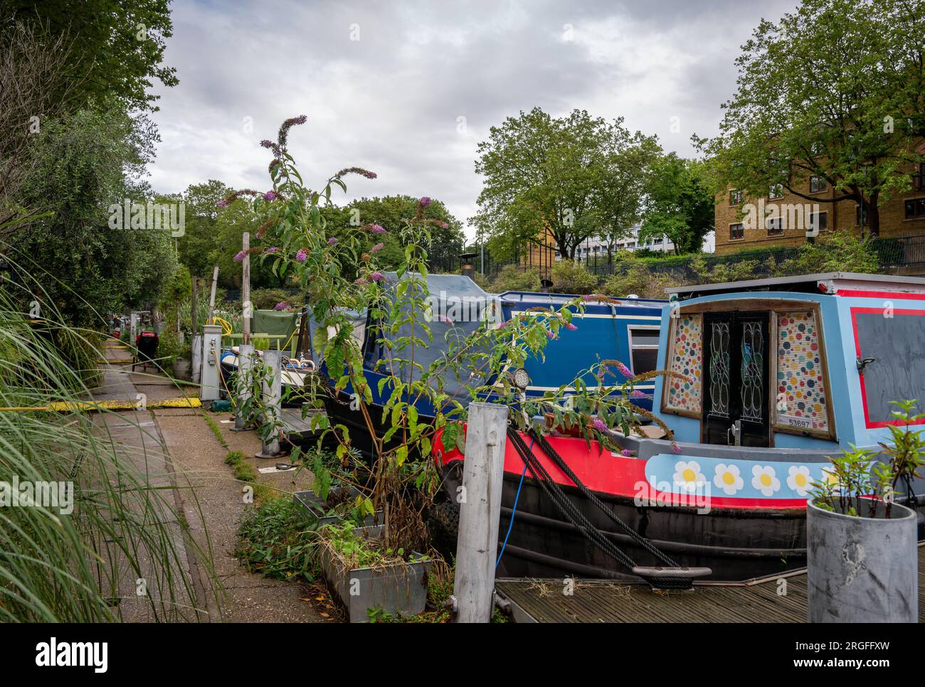 London, Vereinigtes Königreich: Hausboote, die in Lisson Grove Moorings am Regent's Canal in London festgemacht sind. Stockfoto