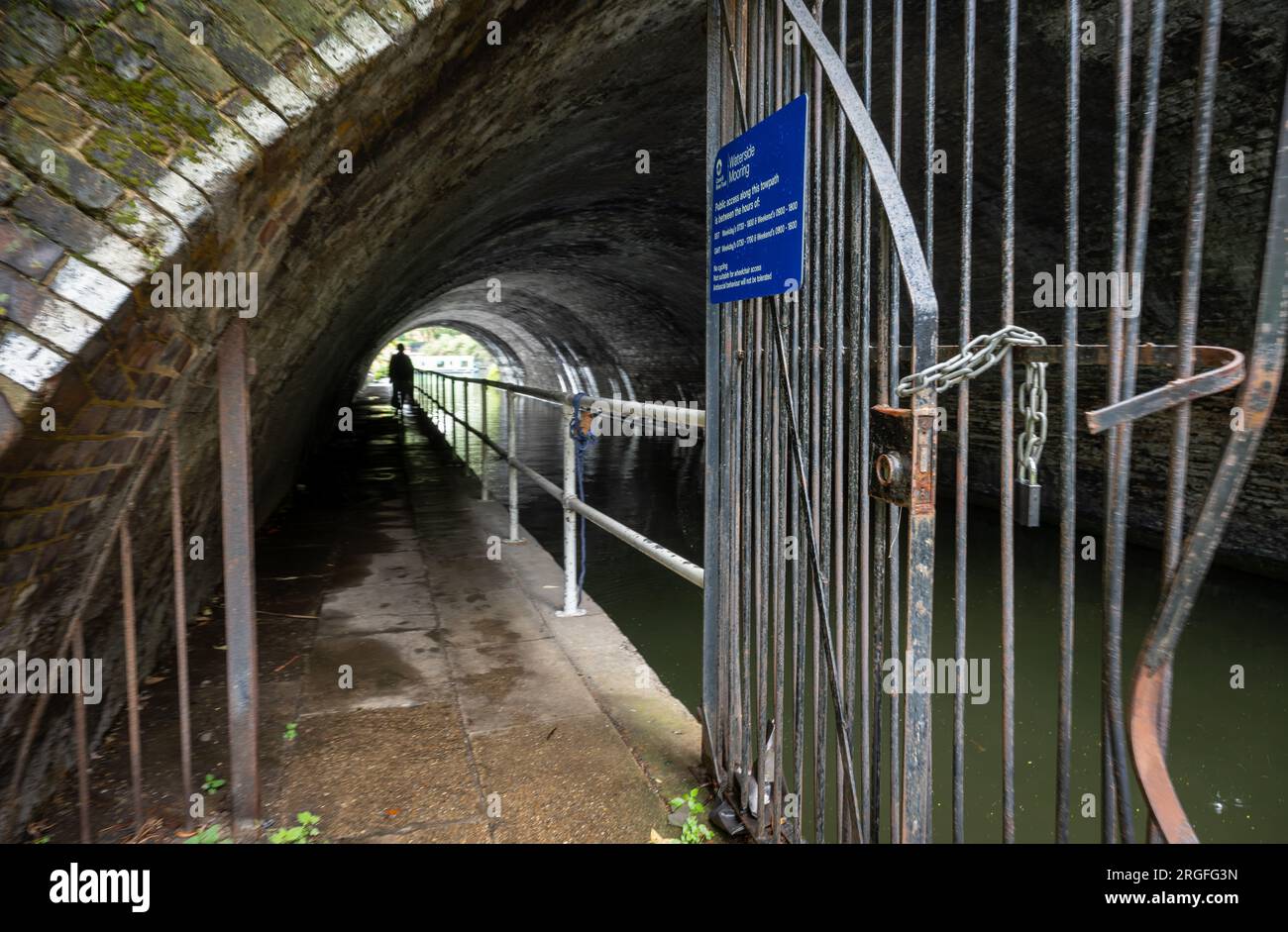London, Vereinigtes Königreich: Ein kurzer Tunnel auf dem Regent's Canal in der Nähe von Lisson Grove in London. Konzentriere dich auf das Schild. Stockfoto