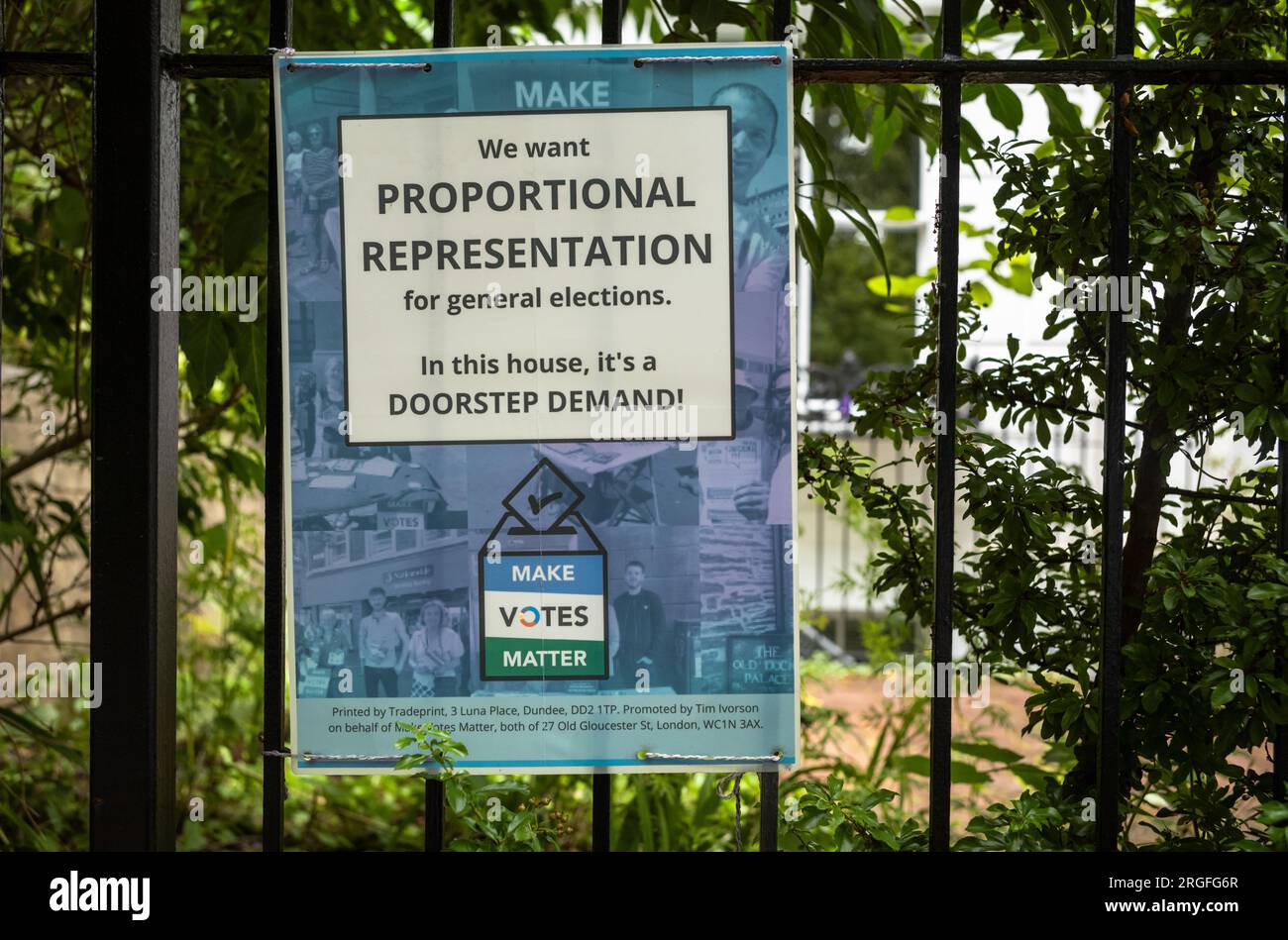 Ein Plakat an den Geländern, auf dem gefordert wird, das britische System der allgemeinen Wahlen in eine proportionale Repräsentation umzuwandeln. Winchester, Hampshire, Großbritannien Stockfoto
