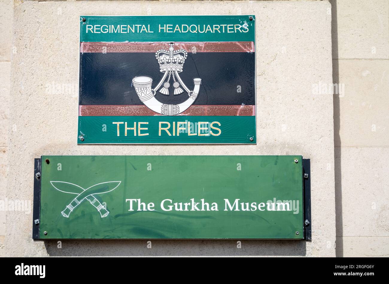 Schilder vor den Militärmuseen in Winchester, Hampshire, Großbritannien, für das Gurkha Museum im ehemaligen Regimentsgebäude der britischen Armee für die Gewehre. Stockfoto