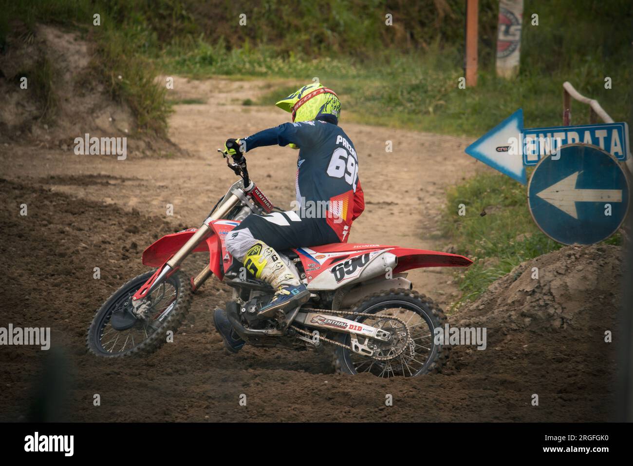 Mein Freund und seine Leidenschaft. Er liebt das Motocross als Hobby am Wochenende. Er hat einen Honda CRF. Stockfoto