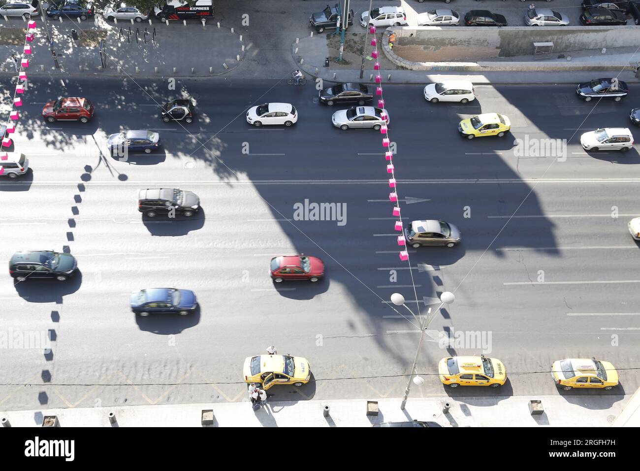 Luftaufnahme von Autos auf einer mehrspurigen Straße, einschließlich hellgelber Taxis Stockfoto