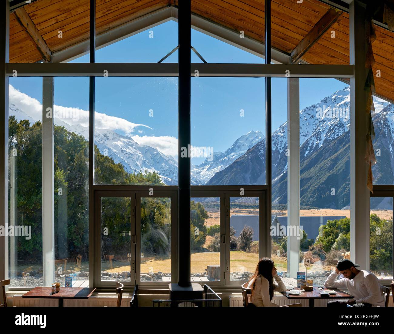 Aoraki Mount Cook Neuseeland vom Fenster des Aoraki Village Lodge Stockfoto