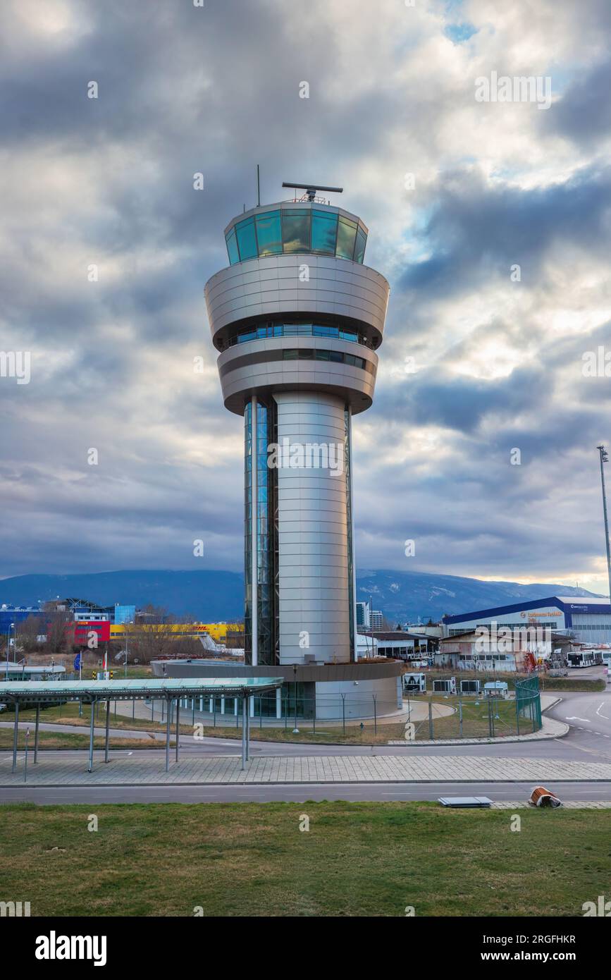 Sofia, Bulgarien - 17. März 2023: Flughafen Sofia, Bulgarien und Kontrollgebäude für den Flugverkehr, Kommandoturm gegen bewölkten Himmel Stockfoto
