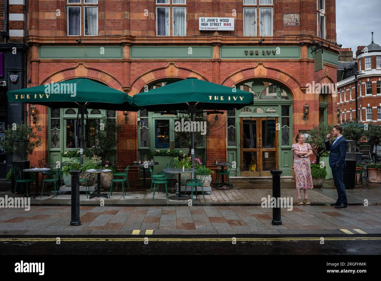 St John's Wood, London, Großbritannien: Das Ivy Restaurant in der St John's Wood High Street, London. Zwei Personen stehen vor dem Eingang. Stockfoto