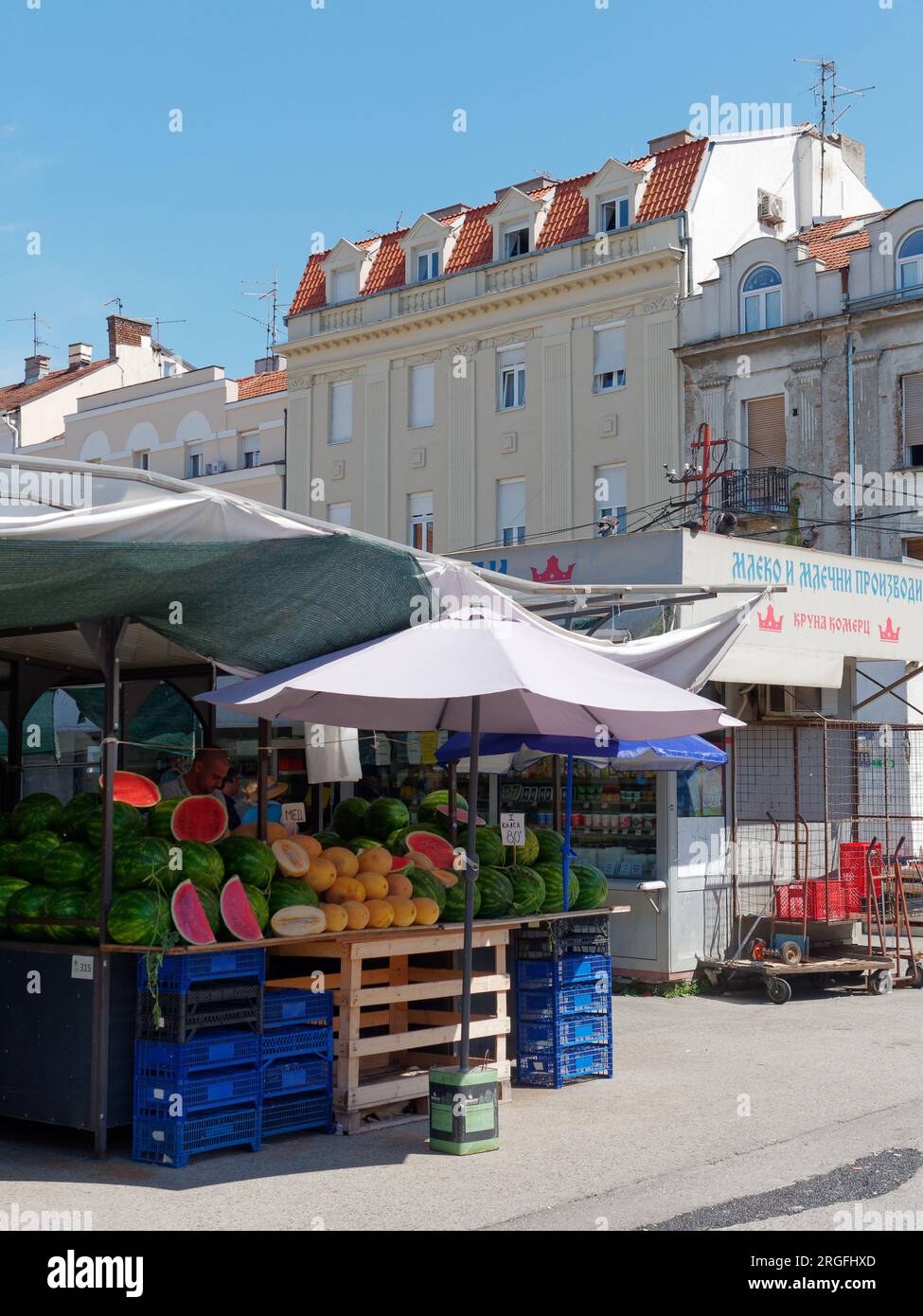 Obst- und Gemüsemarkt im Freien in Belgrad, Serbien. August 2023. Stockfoto