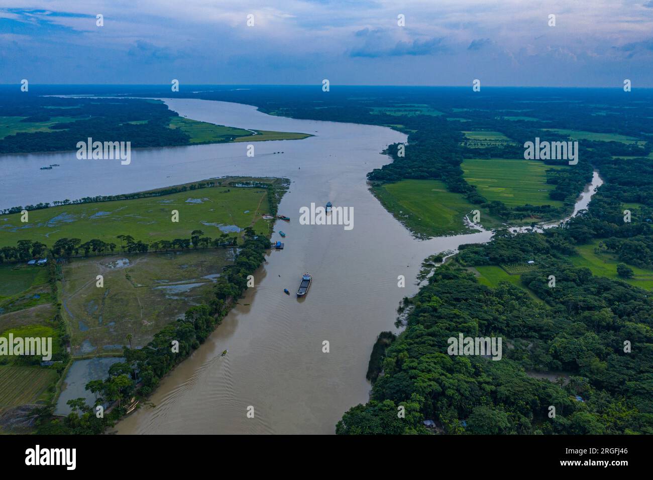 Ein Luftbild zeigt den Fluss Sugondha, den Fluss Dhanshiri und den Kanal Gabchan im Bezirk Jhalakathi in Bangladesch. Stockfoto
