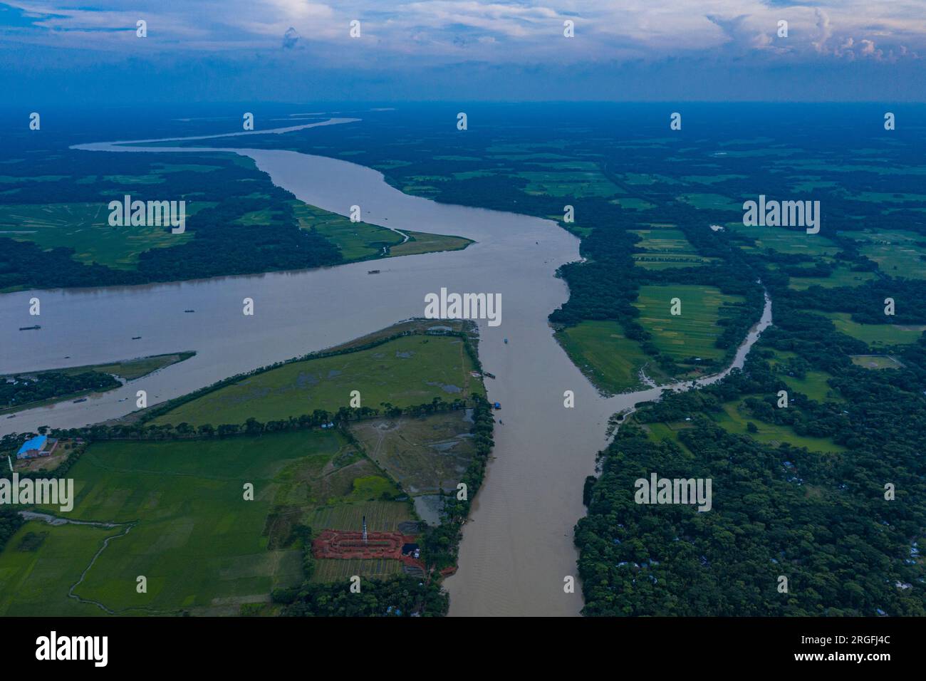 Ein Luftbild zeigt den Fluss Sugondha, den Fluss Dhanshiri und den Kanal Gabchan im Bezirk Jhalakathi in Bangladesch. Stockfoto