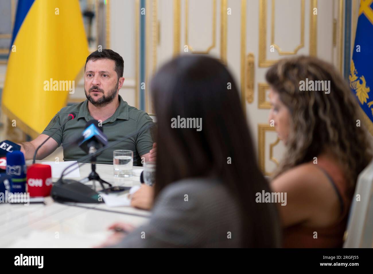 Kiew, Ukraine. 08. Aug. 2023. Der ukrainische Präsident Volodymyr Zelenskyy, Left, erörtert die Friedensformel auf einem Treffen mit Vertretern der lateinamerikanischen Medien im Mariinskyi-Palast am 8. August 2023 in Kiew, Ukraine. Kredit: Pool Photo/Pressestelle Des Ukrainischen Präsidenten/Alamy Live News Stockfoto