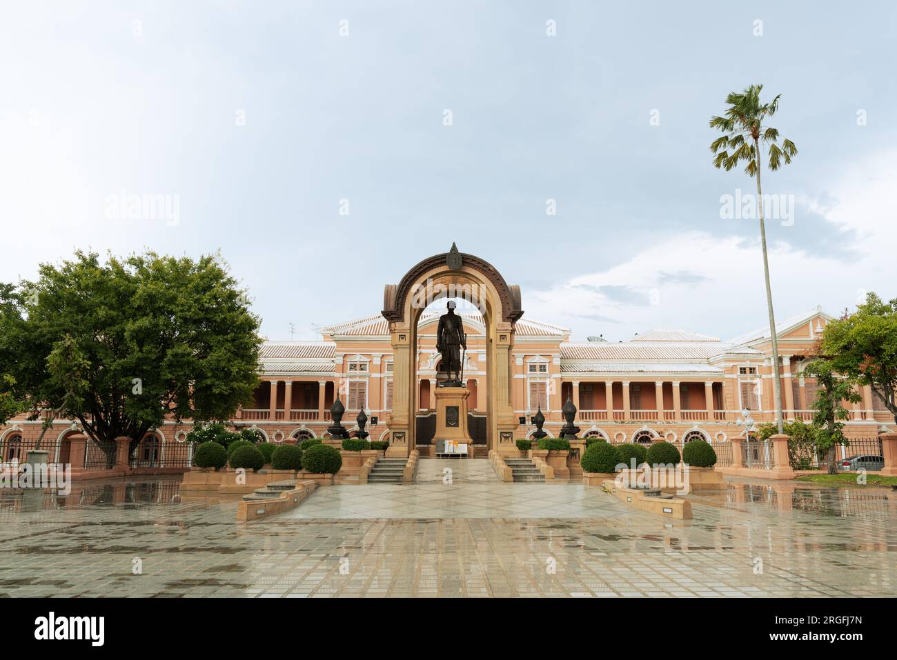 Bangkok, Thailand - 30. Juni 2023 : Saranrom Palast und Statue von König Rama IV Stockfoto
