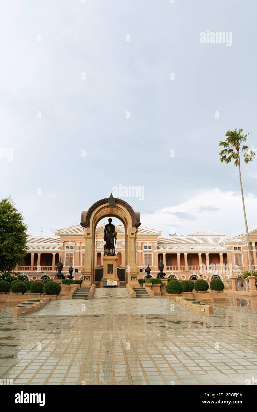 Bangkok, Thailand - 30. Juni 2023 : Saranrom Palast und Statue von König Rama IV Stockfoto