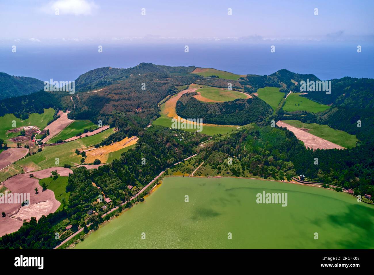 Luftaufnahme, Dröhnensicht auf das grüne Wasser des malerischen Furnas-Sees auf der Azoreninsel Sao Miguel, Azoren, Portugal. Reisebeschreibung Stockfoto